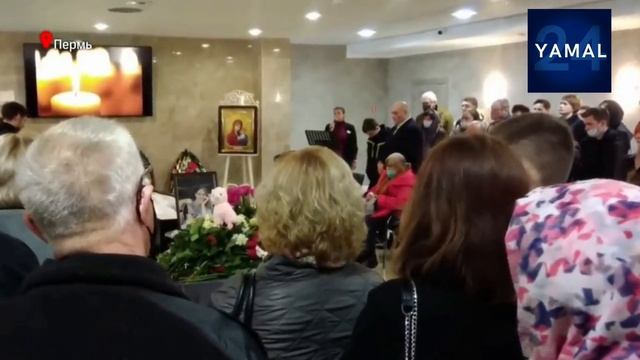 В Перми простились ещё с двумя жертвами стрельбы. За секунду до смерти Саша написала маме о розах. смотреть онлайн