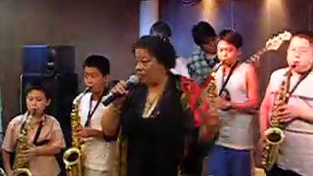 Diva JC and young sax players in China смотреть онлайн