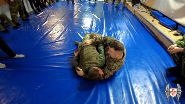 Приемы переворота, поворота и эвакуации раненого.