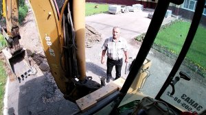 Работа экскаватора-погрузчика CATERPILLAR Выкапываю бардюры.