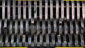 Промышленный мини шредер измельчает предметы