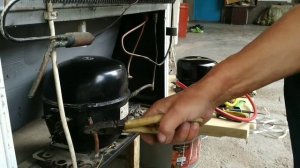 как правильно снять сгоревший компрессор холодильника. своими руками #холодильник