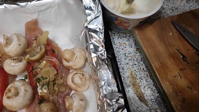 Готовлю ужин!!!! Грудки в духовке с грибами!! смотреть онлайн