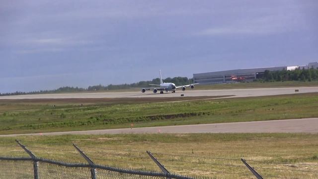 Royal Air Force - Boeing RC-135W - Takeoff смотреть онлайн
