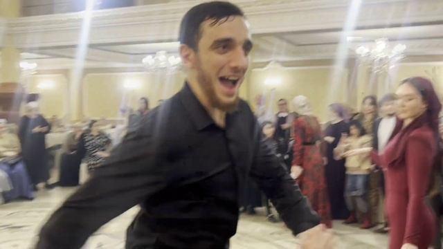 ЧЕЧЕНКА ТАНЦУЕТ ЛЕЗГИНКУ 2022 ЛОВЗАР смотреть онлайн