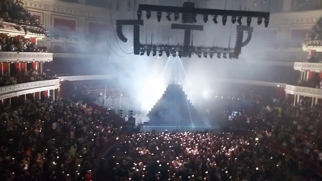 Machine Gun Kelly enters the stage at the Royal Albert Hall London on the 31st May 2023 смотреть онлайн