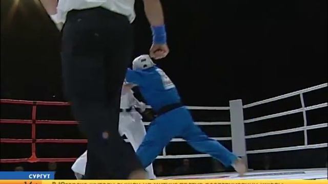 (СЮЖЕТ) Главный бой первого международного турнира по смешанным единоборствам в Сургуте смотреть онлайн