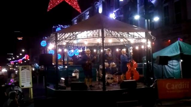 Уличные музыканты в Кардифе смотреть онлайн
