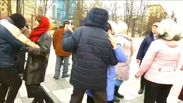 ДОЖДЛИВЫМ ВЕЧЕРОМ ЗАШЕЛ Я В РЕСТОРАН!!! смотреть онлайн