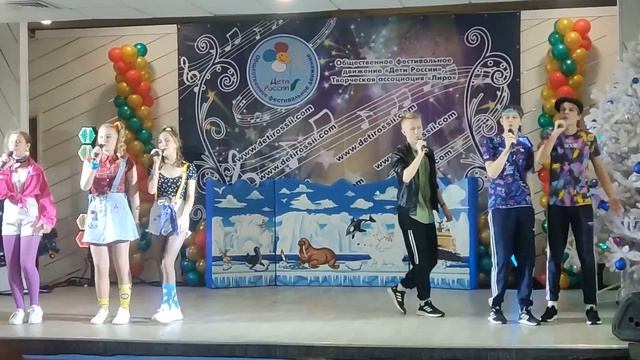 Едем на дискотеку смотреть онлайн