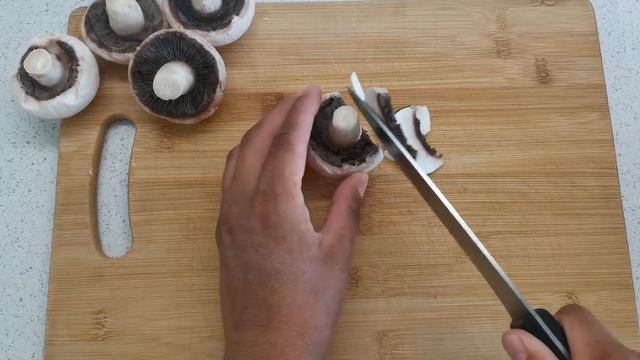 Отбивная, запеченная с томатами, грибами и моцареллой смотреть онлайн