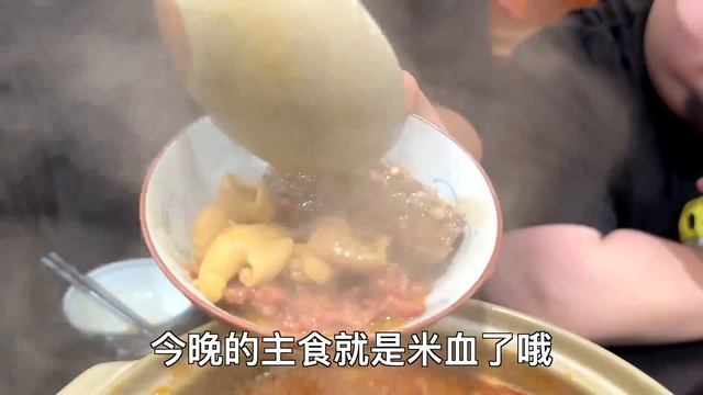 試過在寒冬，來上一鍋暖人心脾的沙茶火鍋嗎？肥腸，米血，魚丸，牛肉丸，鮮蝦，墨魚片，有肉有海鮮！#Amoy硬邦幫 смотреть онлайн