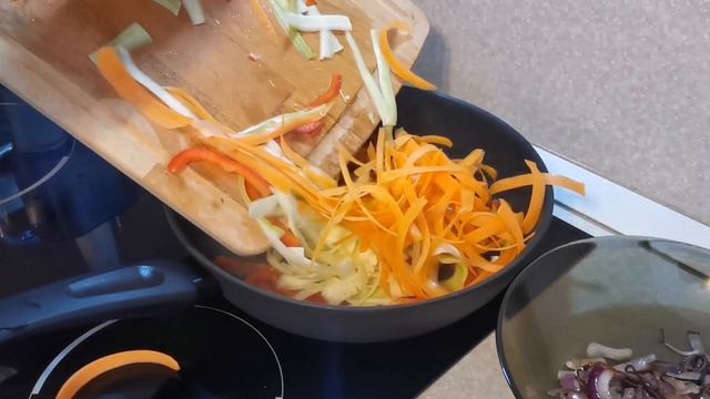 Фунчоза с курицей и овощами // Обед без вреда для фигуры ? смотреть онлайн