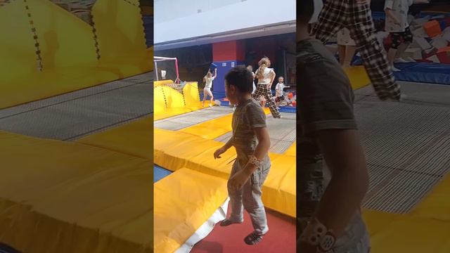 САМЫЙ ЛУЧШИЙ БАТУТНЫЙ ЦЕНТР. ГОША УШЕЛ В ОТРЫВ смотреть онлайн