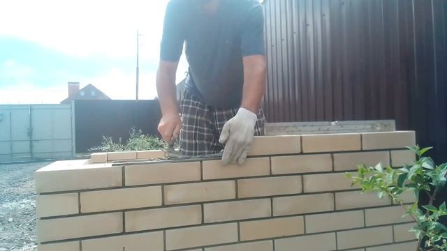 кладка кирпича под разшивку с двух сторон