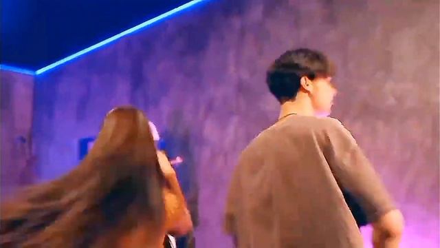 Трек : Жени Лизогуба, Миланы Некрасовой, Леры"Симки" и Давида. Имя трека: " Люблю деньги умножать " смотреть онлайн