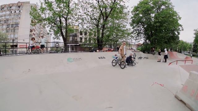 Самый дружелюбный Game of Bike! смотреть онлайн