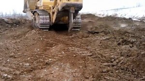 Бульдозер Komatsu D375A рыхлит грунт