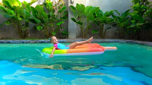 Дети играют с надувными игрушками в бассейне / Сказки для Евы смотреть онлайн