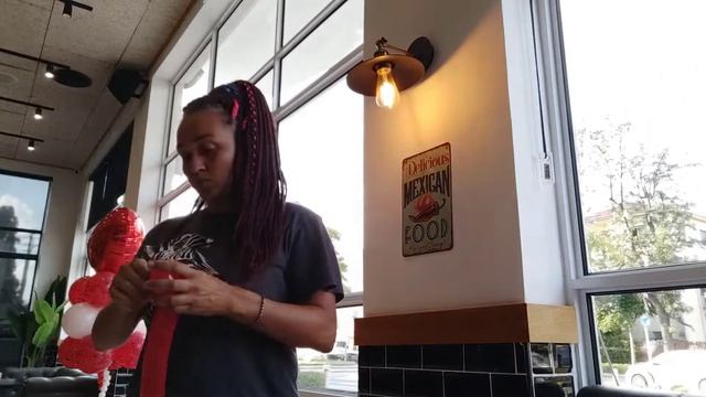 Сердце из воздушных шаров на подставке