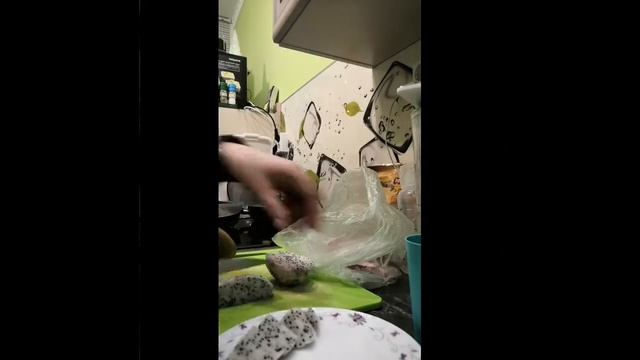 Красная питахайя и темно-зеленое манго Keo-Sa-Woei смотреть онлайн