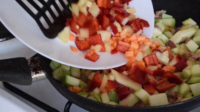 KUS KUS SA POVRĆEM, FETOM I SLANINICOM / COUSCOUS WITH VEGATABLE, FETA CHEESE AND BACON смотреть онлайн