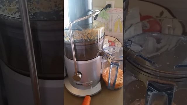 Breville juicer in action!!! смотреть онлайн