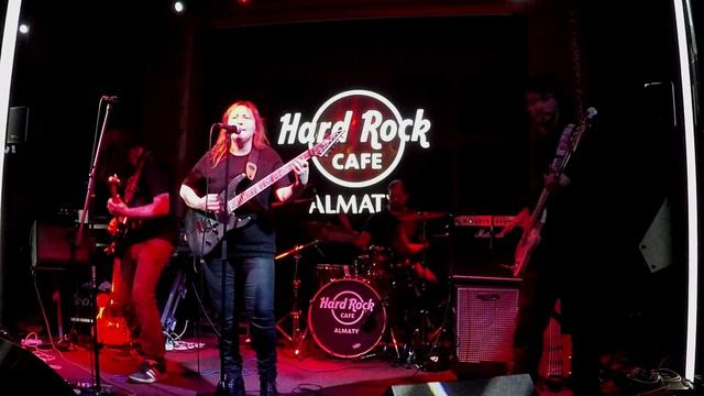 Holy Dragons in Hard Rock Cafe Almaty (12.10.2016) - Sorry, mama смотреть онлайн
