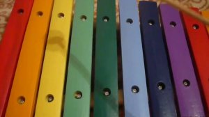 Большие ноги шли по дороге, маленькие ножки бежали по дорожке