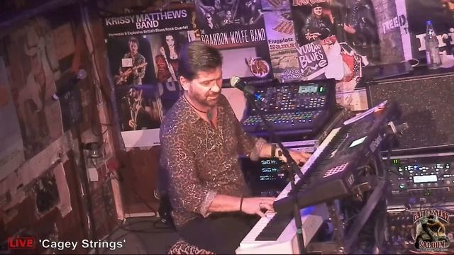 'Cagey Strings' live aus dem Rattlesnake Saloon смотреть онлайн