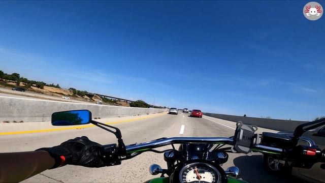 Kawasaki Vulcan 900 Custom, lane splitting on the freeway смотреть онлайн