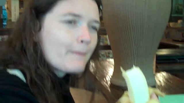 Jennifer Eating a Tiny Banana at a Tea House in Taiwan смотреть онлайн