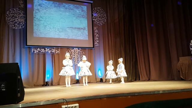 Зимушка-зима танцуют младшие "Самоцветы" на отчетном концерте 2018 "Тайный талисман" смотреть онлайн