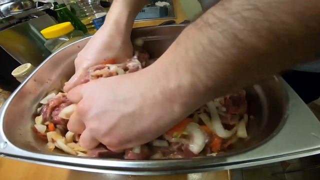 Шашлык из говяжьей вырезки на мангале смотреть онлайн