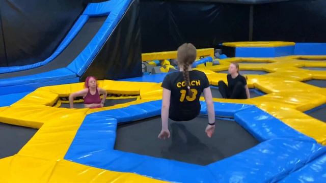 Фитнес на батутах в Hero Park Сурганова 26 смотреть онлайн