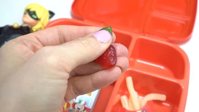 Miraculous Ladybug Packs School Lunch with Cat Noir and Rena Rouge Dolls смотреть онлайн