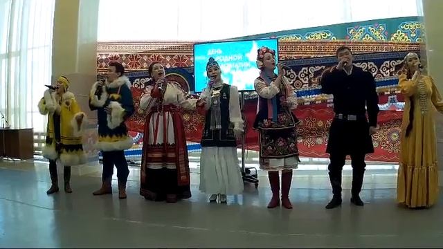 Поет ансамбль "Служба 02" - Мы единая страна! смотреть онлайн