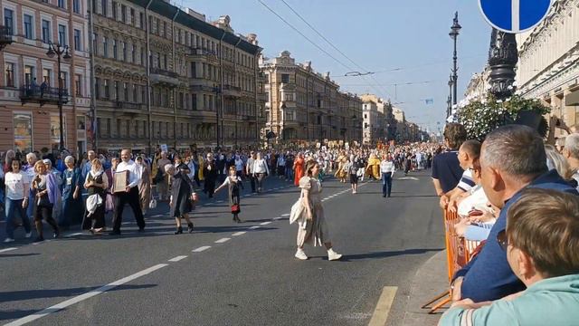 12.09.'23. Перекрыт Невский проспект. Люди опаздали на поезд! Тысячи человек вДеньАлександраНевског смотреть онлайн