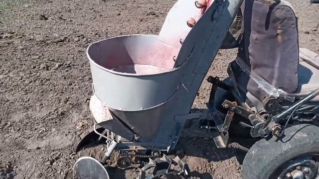 Усовершенствована картофлесажалка к мотоблоку смотреть онлайн