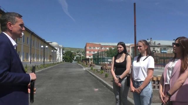 В Вольске молодые специалисты-врачи начали получать ключи от новых квартир смотреть онлайн