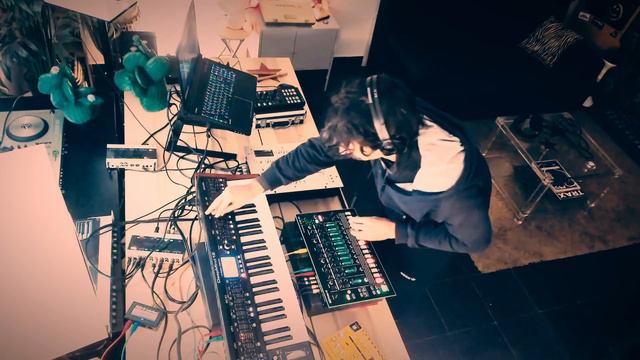 Melodic Jam ( Behringer Deepmind 12 ) смотреть онлайн