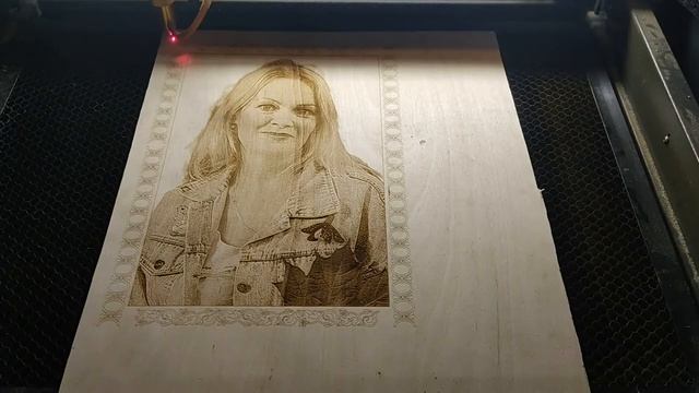 Гравировка фото на лазерном станке / Делаем портрет подписчика / PhotoGrav смотреть онлайн
