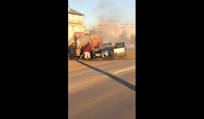 Тушение БМВ ассенизаторной машиной смотреть онлайн