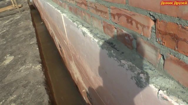 Фундамент 2. Отрытая стена фундамента дома, примыкающая к пристройке смотреть онлайн
