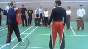 Скотт Эдкинс демонстрирует коронный удар Юрия Бойко