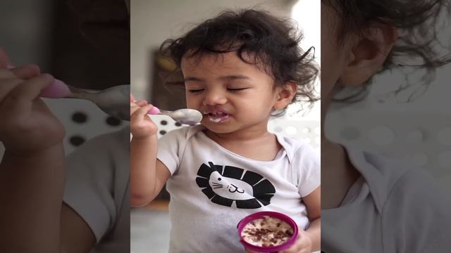 Kyra Reacts to the Taste of Baskin-Robbins. смотреть онлайн
