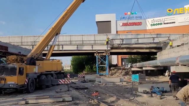 В Барнауле начался монтаж одного из пролетов большого путепровода в районе Нового рынка смотреть онлайн