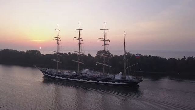 "Крузенштерн" проходит по Калининградскому морскому судоходному каналу - Денис Штейн смотреть онлайн