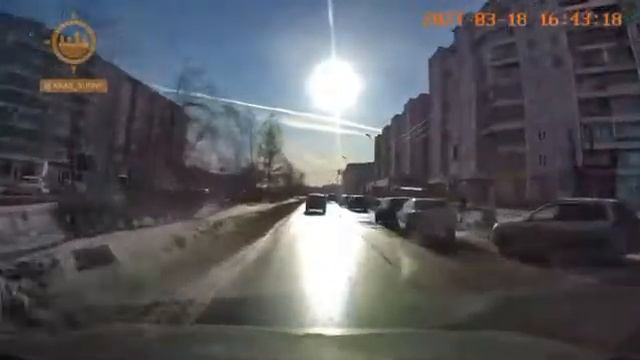 Ребёнок побежал на красный сигнал светофора вместе со взрослыми смотреть онлайн