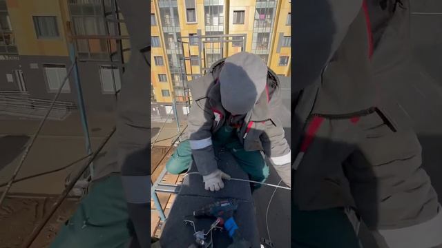 Воскресное утро в Казани, монтаж молниезащиты Проспект Победы #электромонтажныеработы #молниезащита смотреть онлайн